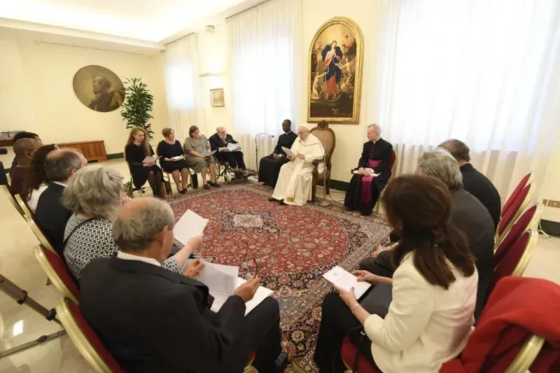 Le pape François rencontre des membres de la Fédération internationale des pharmaciens catholiques, le 2 mai 2022, dans la maison d'hôtes Santa Marta du Vatican. Vatican Media / 