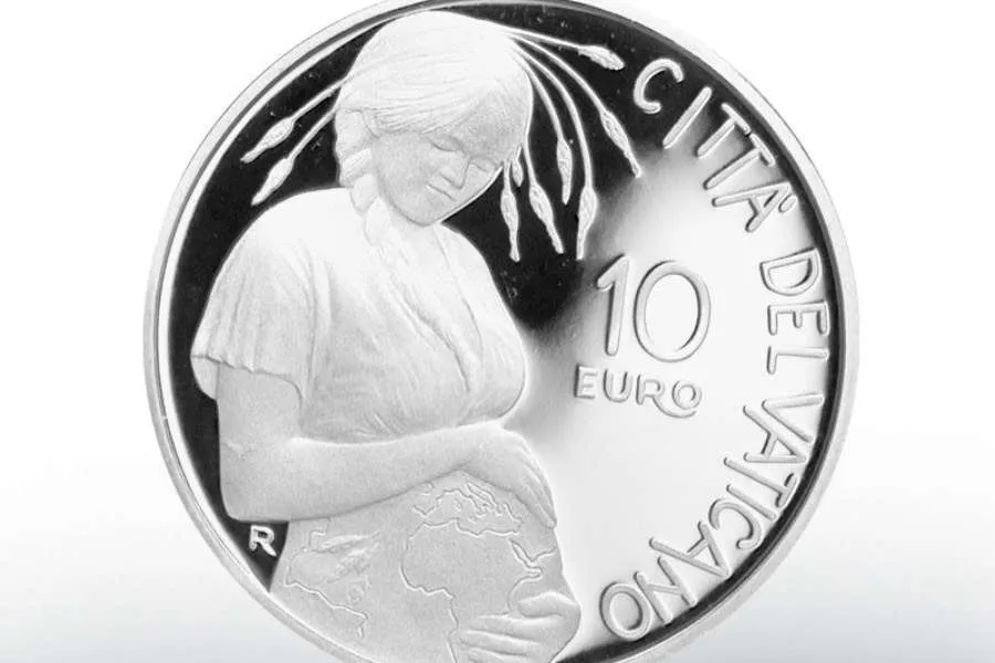 Pièce de 10 euros de la Monnaie de l'État de la Cité du Vatican marquant le 50e anniversaire de la Journée mondiale de la Terre. Ufficio Filatelico Numismatico Vaticano.