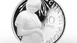 Pièce de 10 euros de la Monnaie de l'État de la Cité du Vatican marquant le 50e anniversaire de la Journée mondiale de la Terre. / Ufficio Filatelico Numismatico Vaticano.