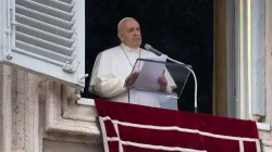 Le Pape François photographié à sa fenêtre donnant sur la place Saint-Pierre lors de l'Angélus. / Vatican Media.