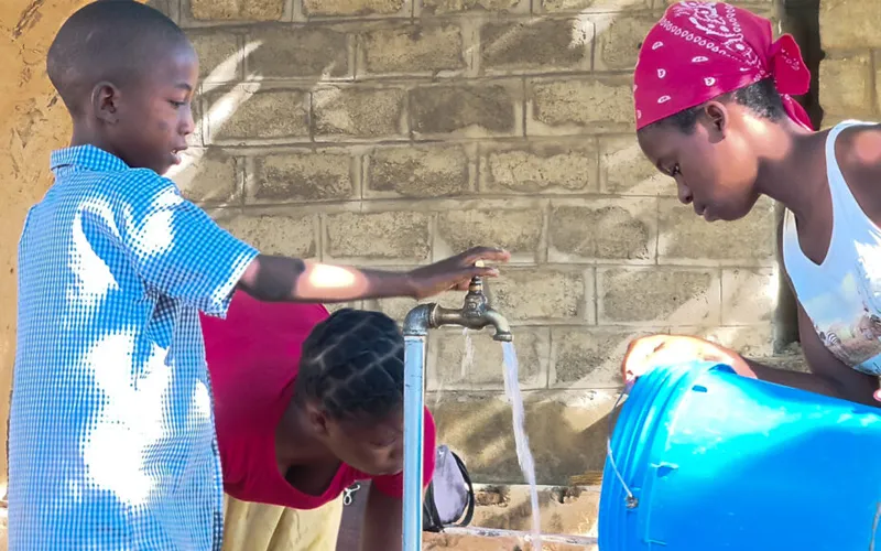 Le projet "Clean Water Initiative" des Missions Salésiennes en Zambie a fourni un nouveau forage, un réservoir de 22 pieds de haut, une pompe solaire et un réseau de réticulation d'eau dans les locaux de la paroisse. Crédit : Missions salésiennes / 