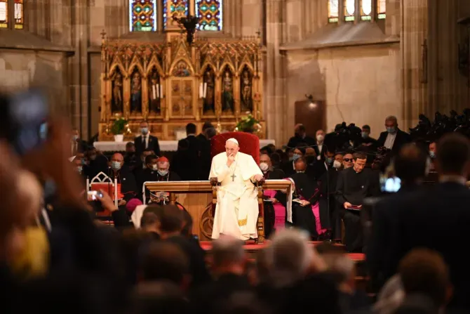 Le pape François s'adresse aux évêques, aux prêtres, aux religieux, aux séminaristes et aux catéchistes dans la cathédrale Saint-Martin de Bratislava, en Slovaquie, le 13 septembre 2021 / Papal trip pool.