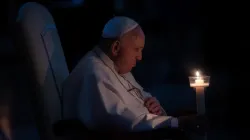 Le pape François prie lors de la messe de la Veillée pascale dans la basilique Saint-Pierre, le 16 avril 2022. Daniel Ibanez/CNA / 