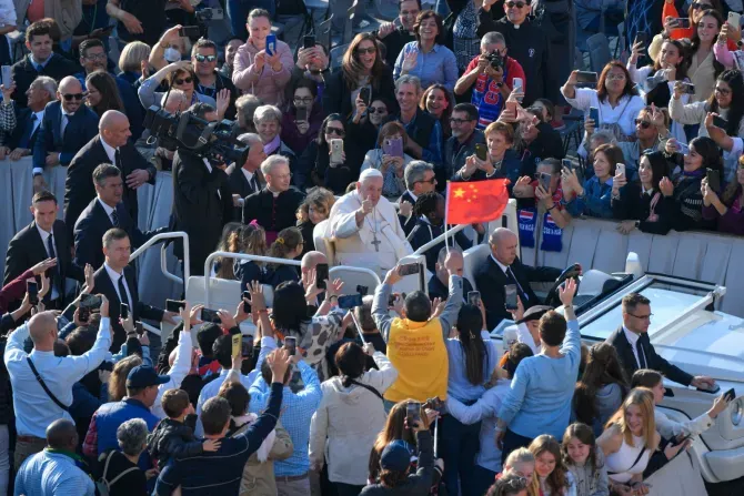 Des pèlerins brandissent un drapeau chinois lors de l'audience générale avec le Pape François, 12 octobre 2022. | Vatican Media.