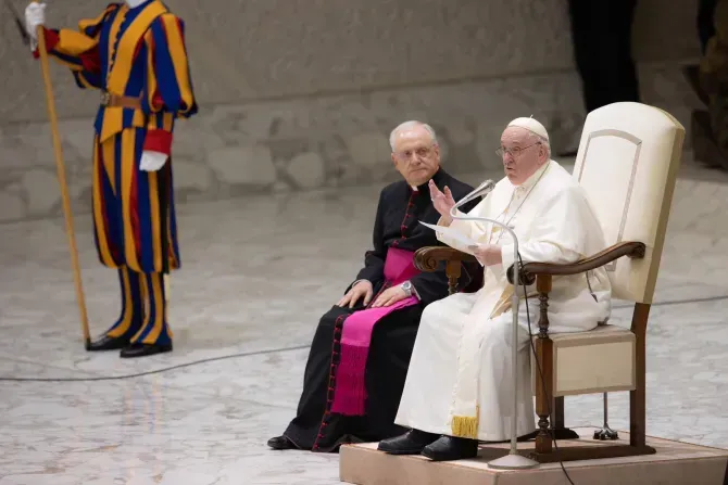 Le pape François donne son message lors de l'audience générale hebdomadaire dans la salle Paul VI du Vatican, le 4 janvier 2023 | Daniel Ibanez/CNA