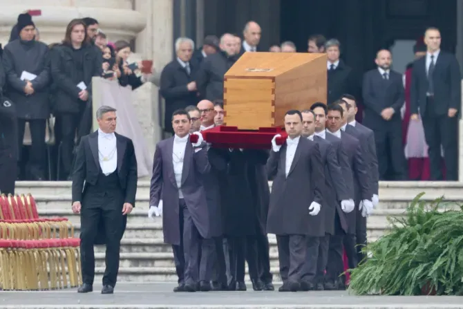 Le cercueil du pape émérite Benoît XVI est transporté sur la place Saint-Pierre avant la messe de ses funérailles, le 5 janvier 2023. | Daniel Ibañez/CNA / 