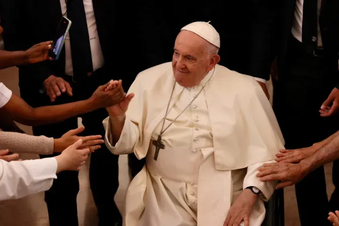 Le pape François rencontre des travailleurs humanitaires au Centro Paroquial de Serafina à Lisbonne, le 4 août 2023. | Daniel Ibanez/CNA