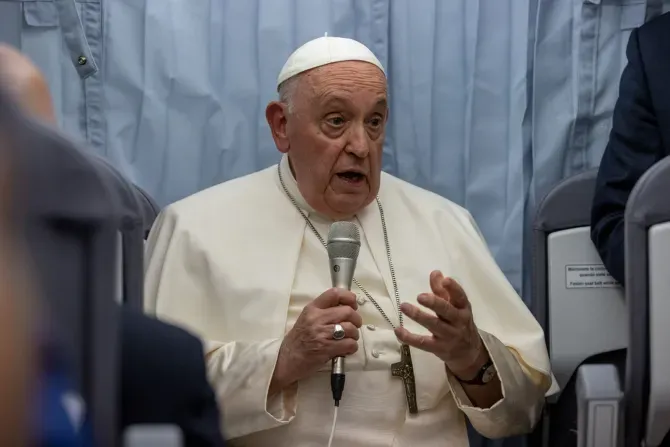 Le pape François s'exprime lors d'une conférence de presse à bord de l'avion papal reliant Marseille à Rome, le 23 septembre 2023, à l'issue d'une visite de deux jours dans la ville portuaire du sud de la France pour participer à la Rencontre méditerranéenne, une réunion de jeunes et d'évêques. | Daniel Ibanez/CNA