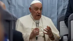 Le pape François s'exprime lors d'une conférence de presse à bord de l'avion papal reliant Marseille à Rome, le 23 septembre 2023, à l'issue d'une visite de deux jours dans la ville portuaire du sud de la France pour participer à la Rencontre méditerranéenne, une réunion de jeunes et d'évêques. | Daniel Ibanez/CNA / 