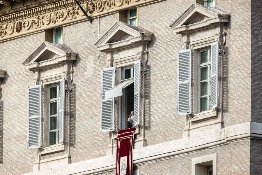 Le pape François prononce son discours de l'Angélus sur la place Saint-Pierre le 15 novembre 2020. Daniel Ibáñez/CNA.