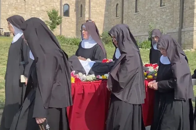 Les religieuses des Bénédictines de Marie, Reine des Apôtres, chantent pendant le processus d'exhumation du corps de leur fondatrice, Sœur Wilhelmina Lancaster, le 29 mai 2023, dans leur abbaye près de Gower, dans le Missouri. Les sœurs ont exhumé le corps de la religieuse le 18 mai et ont découvert qu'il était apparemment intact, quatre ans après sa mort et son enterrement dans un simple cercueil en bois. | Joe Bukuras/CNA