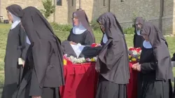 Les religieuses des Bénédictines de Marie, Reine des Apôtres, chantent pendant le processus d'exhumation du corps de leur fondatrice, Sœur Wilhelmina Lancaster, le 29 mai 2023, dans leur abbaye près de Gower, dans le Missouri. Les sœurs ont exhumé le corps de la religieuse le 18 mai et ont découvert qu'il était apparemment intact, quatre ans après sa mort et son enterrement dans un simple cercueil en bois. | Joe Bukuras/CNA / 