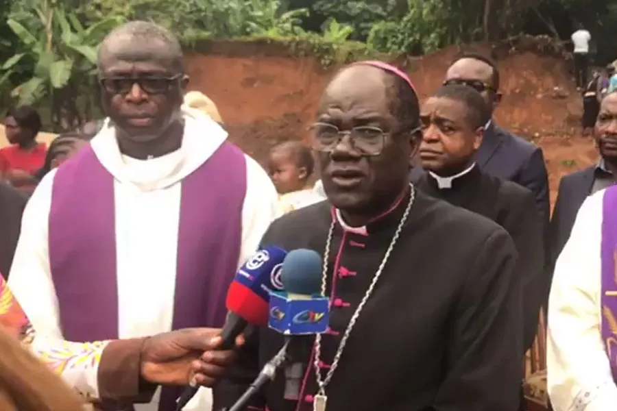 Mgr Jean Mbarga, archevêque de l'archidiocèse de Yaoundé au Cameroun, s'adressant aux journalistes après une visite sur les lieux du glissement de terrain au quartier Mbankolo. Crédit : Archidiocèse de Yaoundé