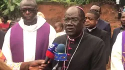 Mgr Jean Mbarga, archevêque de l'archidiocèse de Yaoundé au Cameroun, s'adressant aux journalistes après une visite sur les lieux du glissement de terrain au quartier Mbankolo. Crédit : Archidiocèse de Yaoundé / 