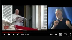 Interprétation en ASL du discours dominical Regina Cæli du pape François, le 18 avril 2021 / Capture d'écran YouTube. / 