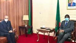 Le président Hakainde Hichilema (à droite) et Mgr Giafranco Gallone (à gauche) lors d'une réunion. Crédit : Hakainde Hichilema/Facebook / 