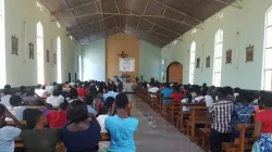 Des jeunes pendant l'adoration dans un camp de jeunes à Sioma town, diocèse de Livingstone, Zambie / P. Bruno Hamukali Aumônier des jeunes du diocèse de Livingstone