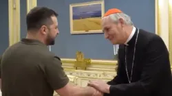 Le cardinal Matteo Zuppi, envoyé du pape François en Ukraine, a achevé le 6 juin 2023 une visite "brève mais intense" de deux jours à Kiev, au cours de laquelle il a rencontré le président Volodymyr Zelenskyy. | Crédit : Vatican News/YouTube / 