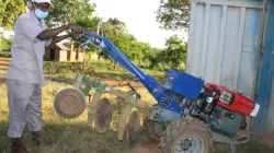 Un tracteur manuel utilisé pour le labourage à la ferme de St. Albert au Zimbabwe. Crédit : Catholic Churchnews Zimbabwe / 