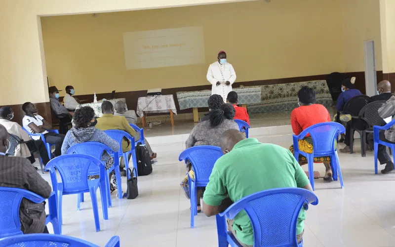 Mgr George Desmond Tambala, évêque du diocèse de Zomba au Malawi, s'adressant aux participants au début de la formation de deux jours destinée aux prêtres, chefs et directeurs d'école sur les moyens d'améliorer la vie des personnes atteintes d'albinisme grâce à l'accès à la justice et à des services de santé de qualité. Diocèse de Zomba.