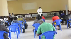 Mgr George Desmond Tambala, évêque du diocèse de Zomba au Malawi, s'adressant aux participants au début de la formation de deux jours destinée aux prêtres, chefs et directeurs d'école sur les moyens d'améliorer la vie des personnes atteintes d'albinisme grâce à l'accès à la justice et à des services de santé de qualité. / Diocèse de Zomba.